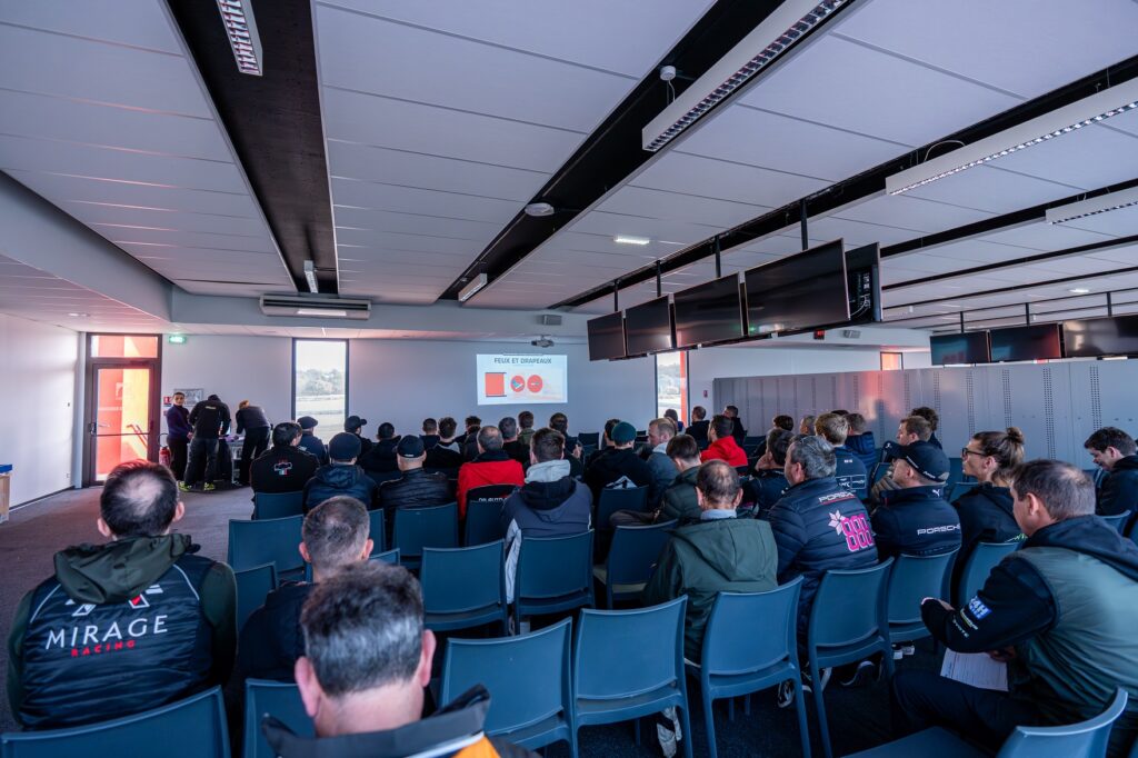 Briefing lors des track days organisés par IDEC SPORT CLUB